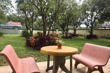 هتل Villa Kampot Cafe