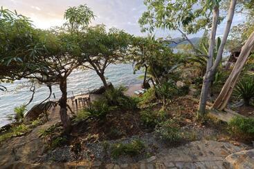 تختخواب و صبحانه Nosy Komba Lodge