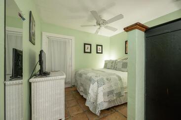 تختخواب و صبحانه The Speakeasy Inn And Rum Bar