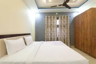 Hotel Flagship 92750  Aahar
