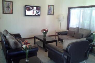 Отель The Milimani Lodge