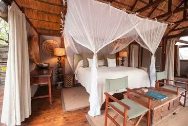 Hotelli Sindabezi Island Camp