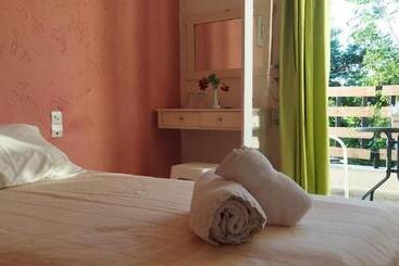 Cleo Rooms 250m From The Beach