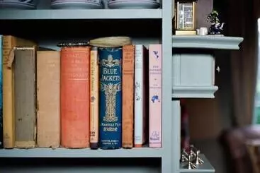 Mökkimajoitus Lovely 4 Bed House In Village Of Sandhurst