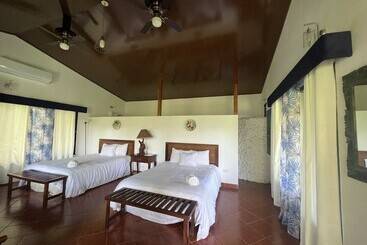 کلبه Blue Banyan Inn