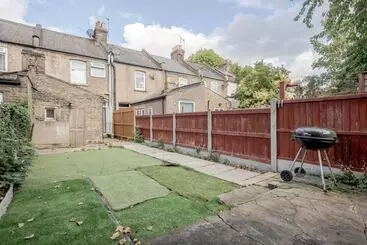 レジデンス Impeccable And Welcoming 3 Bed House In London