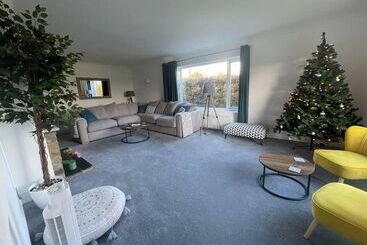 إقامة Luxury 5 Bed House With Tennis Court & Games Room