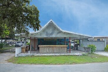 Hotel Capital O 90557 Dedsaan Beach Village