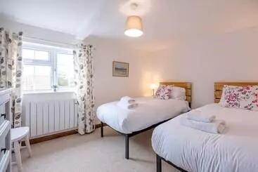 North Cottage, Alderton