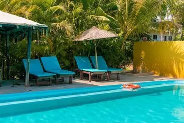 Hotel Justa  Morjim Beach Resort And Spa