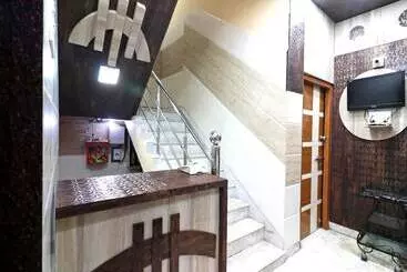 Otel Goroomgo Sanjoy Guest House Ruby Tagore Park Kolkata