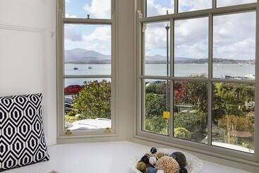 کلبه Tri Raglan Mawr