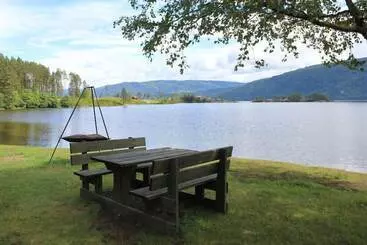 Kır Evi Nisser Hyttegrend Og Camping