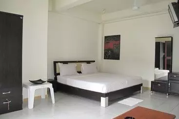 בית מלון כפרי Berghof Resort Samui