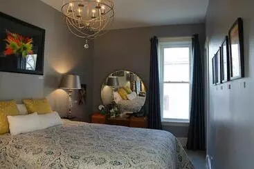تختخواب و صبحانه The Muse Gallery Guesthouse