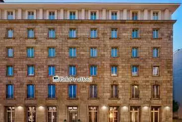 בית מלון כפרי Park Plaza Nuremberg