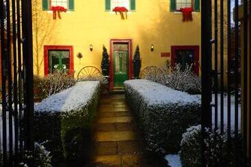 בית מלון כפרי Blakes Manor Self Contained Heritage Accommodation