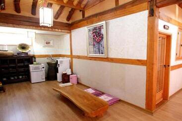 Пансион Happiness Full Hanok Guesthouse