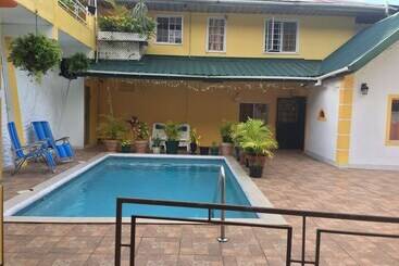 پانسیون La Mamre Guest House