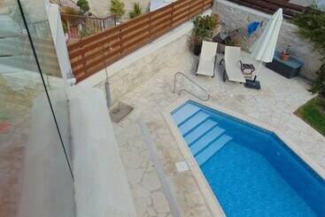 Дом Charalambos Holiday Cottage