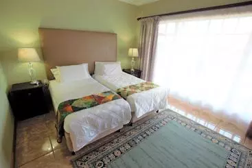 ツーリストアパートメント Emzini Apartments