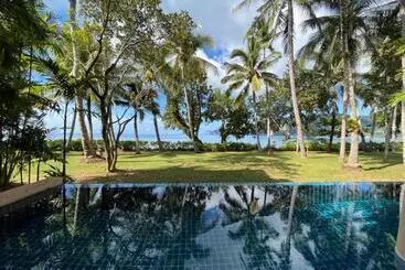 ツーリストアパートメント Amatapura Beachfront Villa 10 , Sha Certified