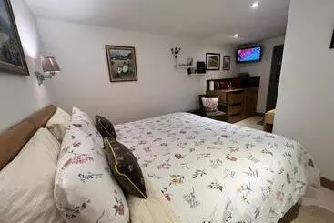 Lands End Hostel And B&b