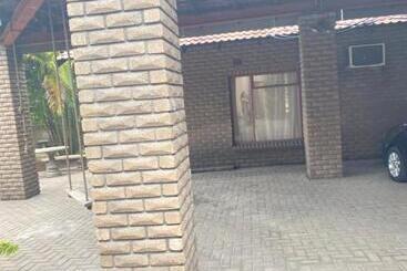 تختخواب و صبحانه Serengeti Sands Lodge