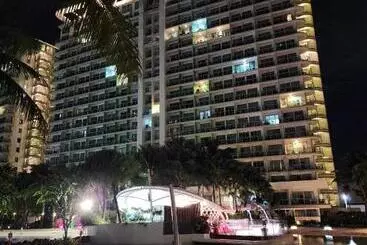 Huoneistohotelli Azure Urban Resort Residences