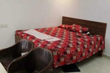 호텔 Oyo 81212 Royal Residency