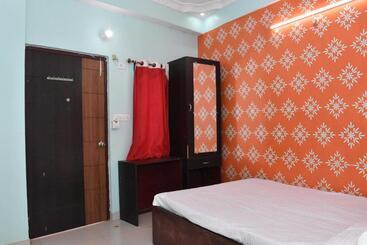 Hotel Oyo 81183 Surbhi Guest House