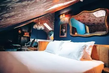 Pensão Amor Madam S Lodge