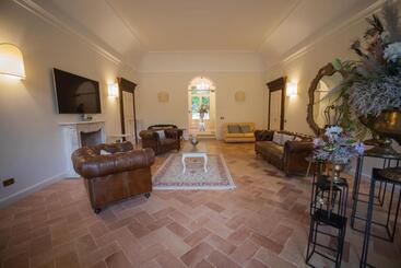 膳宿费 Villa Nena