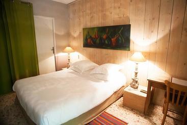 Otel Hôtel Sous Les Figuiers   Piscine, Parking, Centre Ville