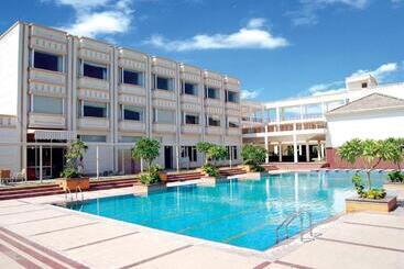 Treehouse Hotel Club & Spa