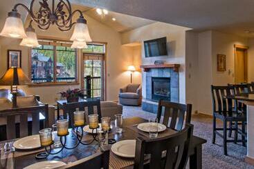 בית מלון כפרי Grand Timber Lodge