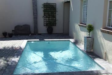 Bed and Breakfast River Road Guest House