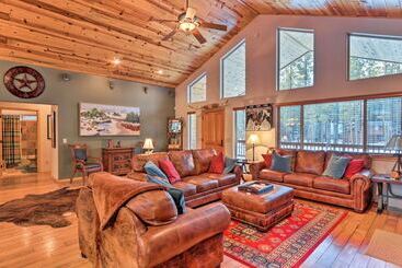 Dom wiejski < 3 Mi To Pinetop Country Club: Luxe Cabin W/ Deck