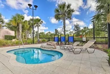 Mökkimajoitus Walk To Pool, 12 Mi To Disney: Solterra Retreat!