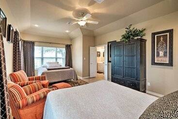 بيت ريفى Pet Friendly Flatonia House W/ Patio & Gazebo!