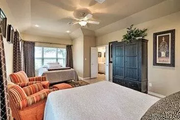 Mökkimajoitus Pet Friendly Flatonia House W/ Patio & Gazebo!