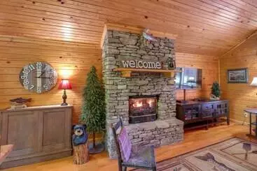 コテージ Roomy Riverfront  Trout Valley Cabin  W/ Porch!