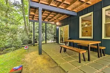 Mökkimajoitus Smoky Mountain Retreat W/ Games, Fire Pit & Patio!