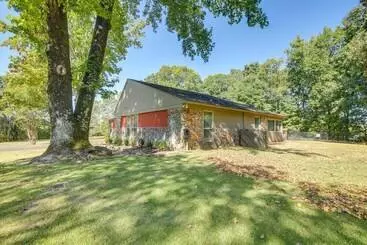 Mökkimajoitus Sunroom, Fire Pit + Sauna: Lake Locust Village Gem