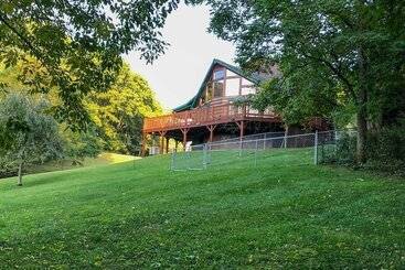 Kır Evi Ski, Hike, & Visit Vineyards: Banner Elk Cabin