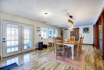 بيت ريفى Hot Tub & Dock: Lake Ozark Vacation Home!