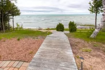 Mökkimajoitus Lavish Charlevoix Home On Lake Michigan, Fire Pit