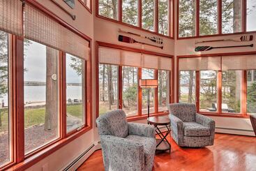 Vidéki Ház Lakefront Poconos Escape W/ Game Room, Dock & Pool