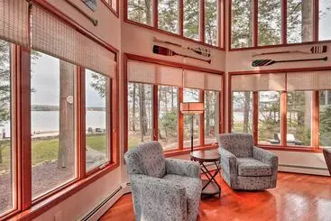 Hus på landet Lakefront Poconos Escape W/ Game Room, Dock & Pool