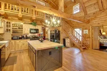 Mökkimajoitus Lakeside Cabin On 2 Acres W/ Fire Pit + Hot Tub!